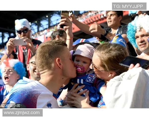 狂热球迷冲入足球场与球星热情拥抱瞬间定格成美好回忆